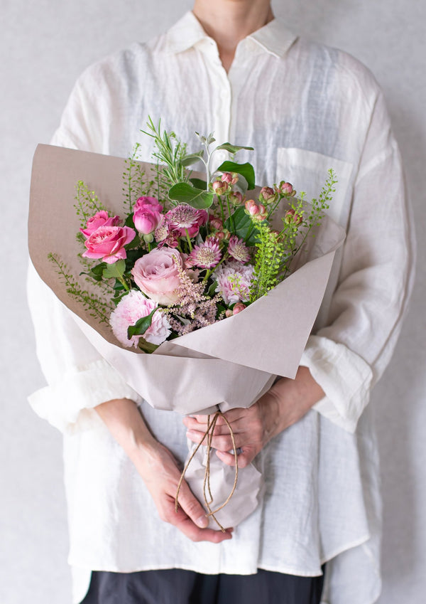 ピンクのバラと季節のグリーンの花束 Mサイズ - &YOUKAEN (アンドユーカエン)