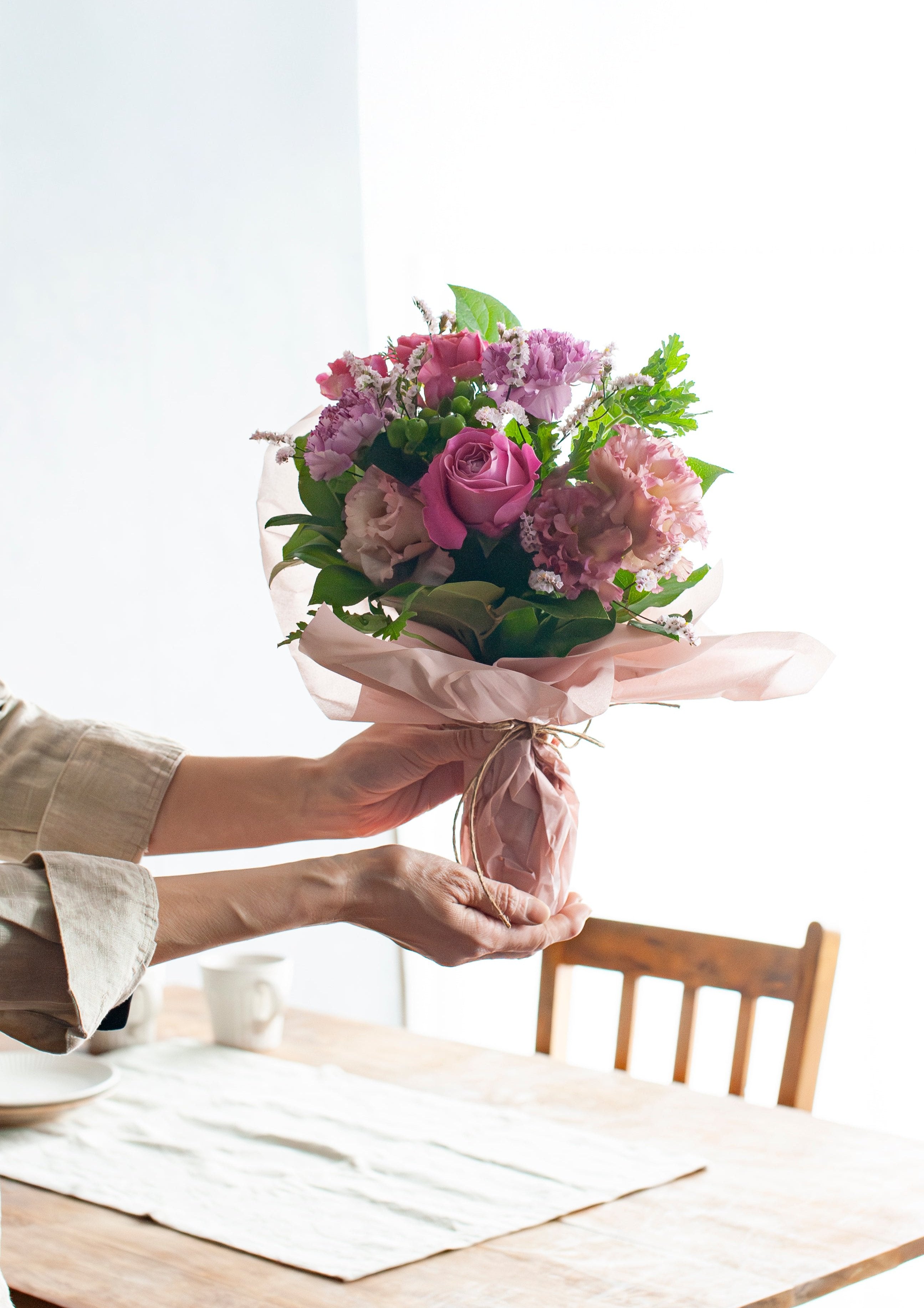 花束】可愛くておしゃれな ナチュラルピンクの花束 Mサイズ【おしゃれなブーケ】 – &YOUKAEN (アンドユーカエン)