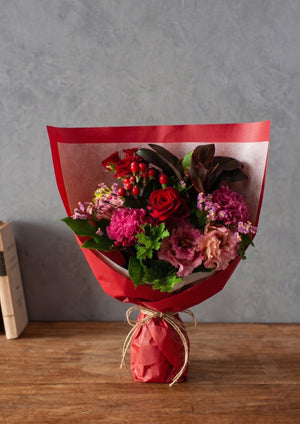 【花束】シックで可愛い おしゃれなナチュラルレッドの花束 Mサイズ【おしゃれなブーケ】 - &YOUKAEN (アンドユーカエン)