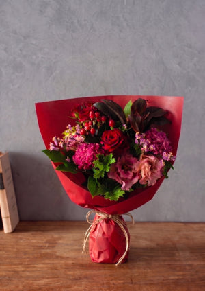 【花束】シックで可愛い おしゃれなナチュラルレッドの花束 Mサイズ【おしゃれなブーケ】 - &YOUKAEN (アンドユーカエン)