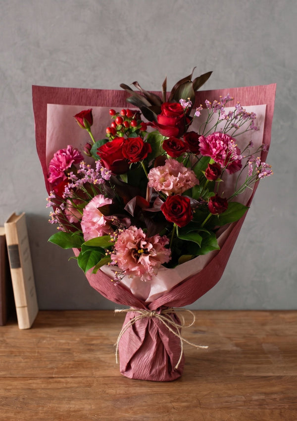 【花束】シックで可愛い ナチュラルレッド & ピンク の おしゃれな花束 Lサイズ【おしゃれなブーケ】 - &YOUKAEN (アンドユーカエン)