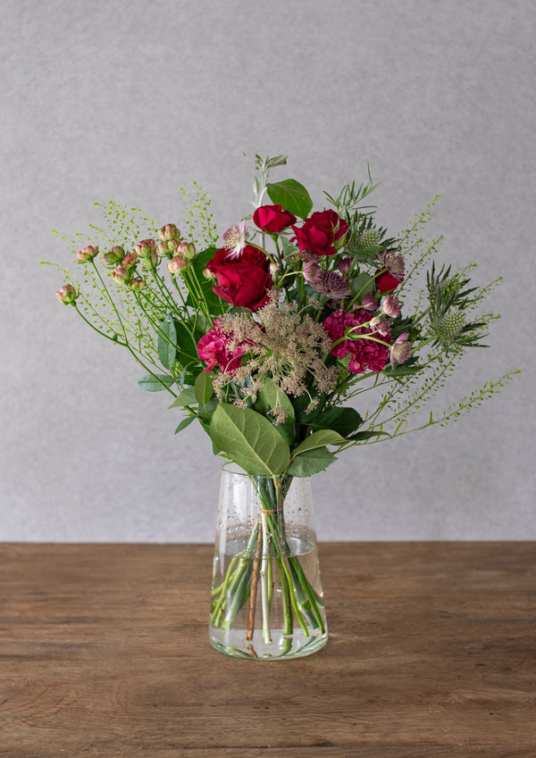 レッドのバラと季節のグリーンの花束 Mサイズ