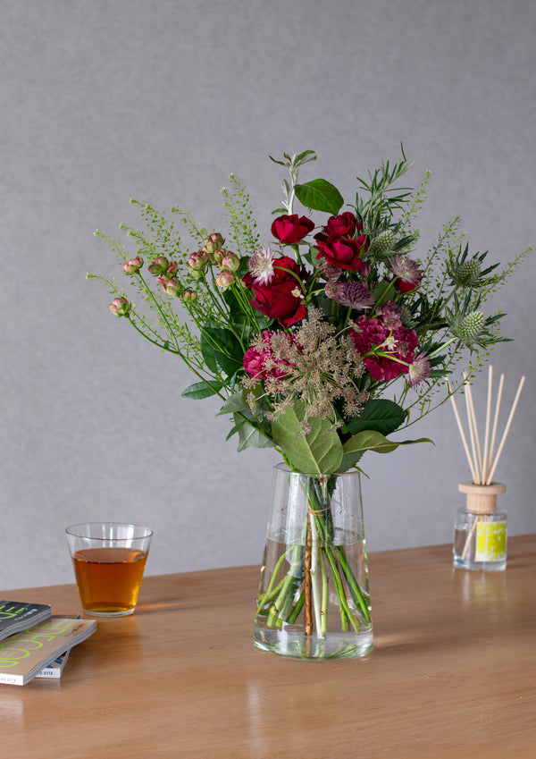 レッドのバラと季節のグリーンの花束 Mサイズ