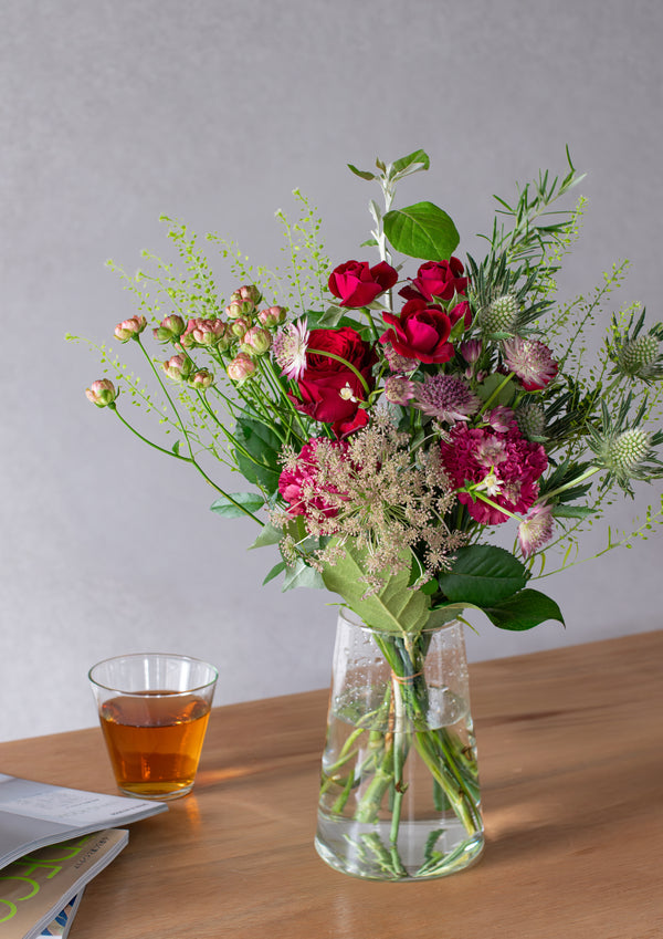 レッドのバラと季節のグリーンの花束 Mサイズ