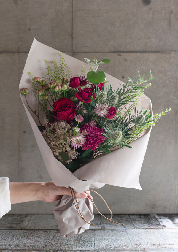 レッドのバラと季節のグリーンの花束 Mサイズ