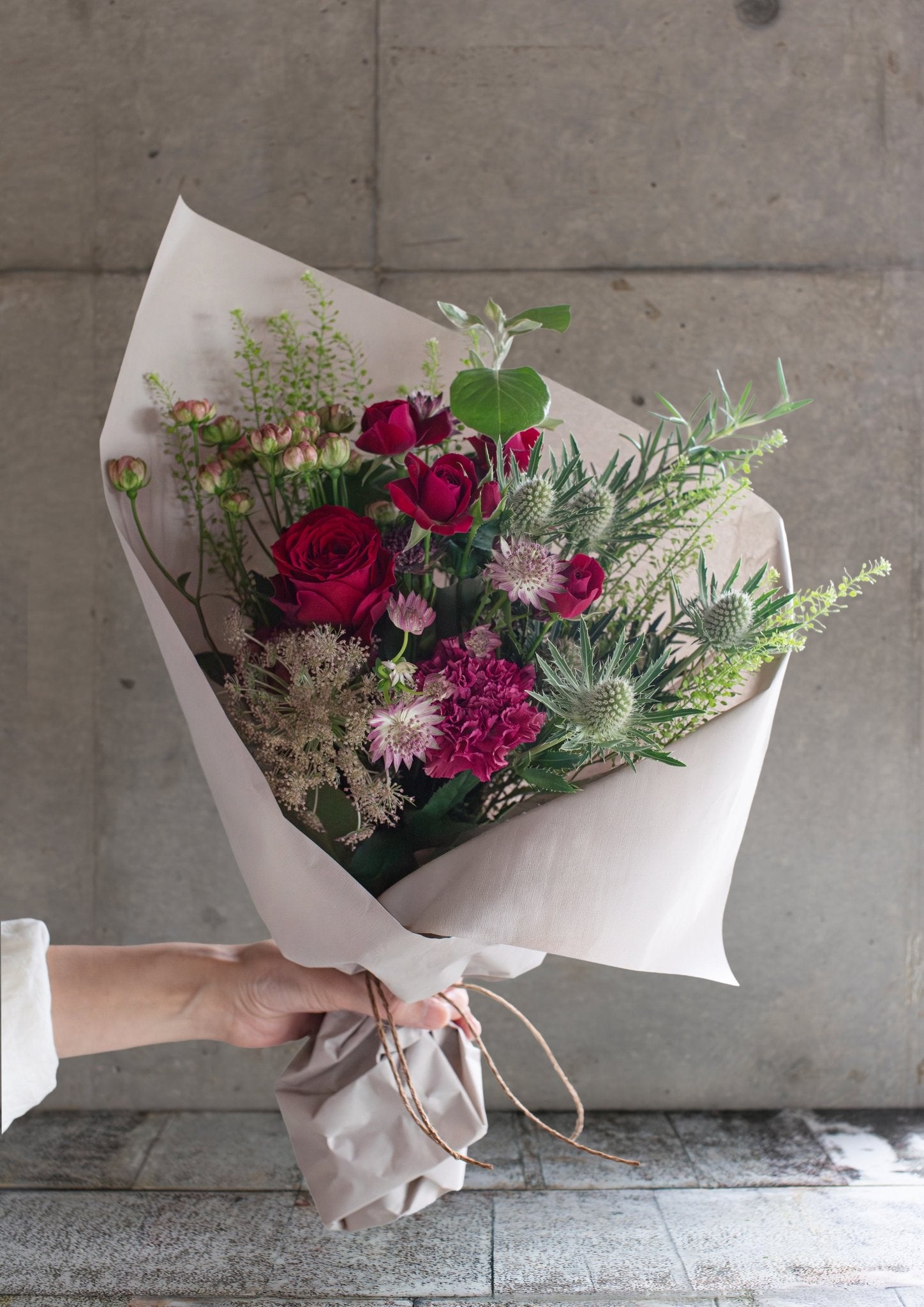 レッドのバラと季節のグリーンの花束 Mサイズ