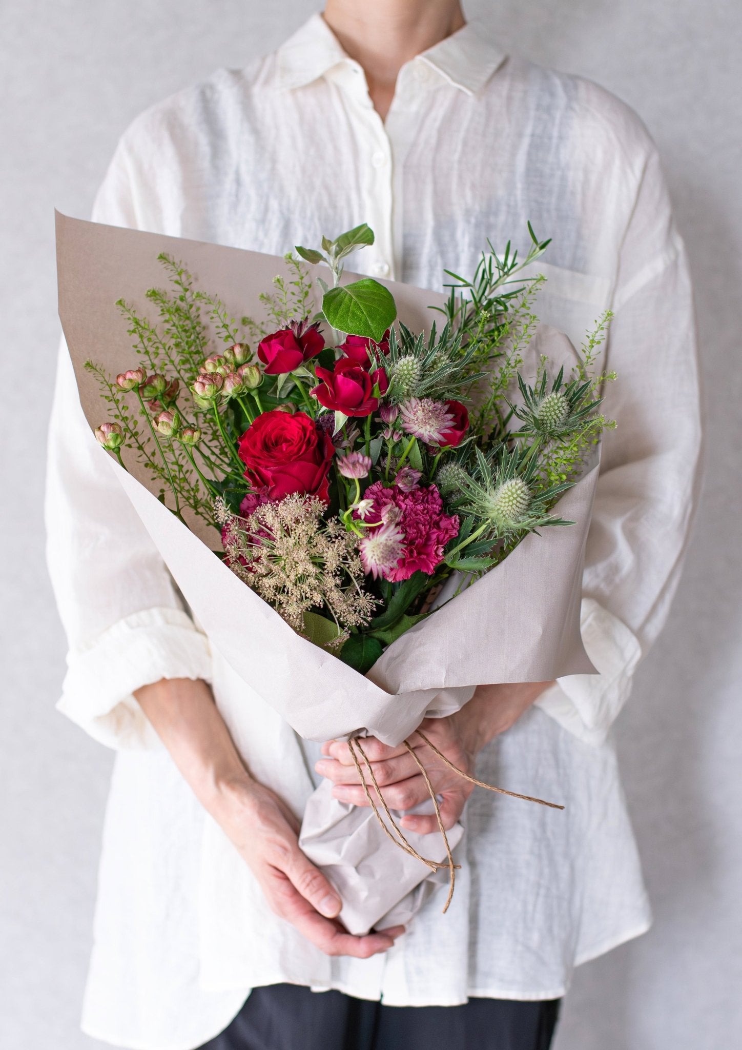 レッドのバラと季節のグリーンの花束 Mサイズ