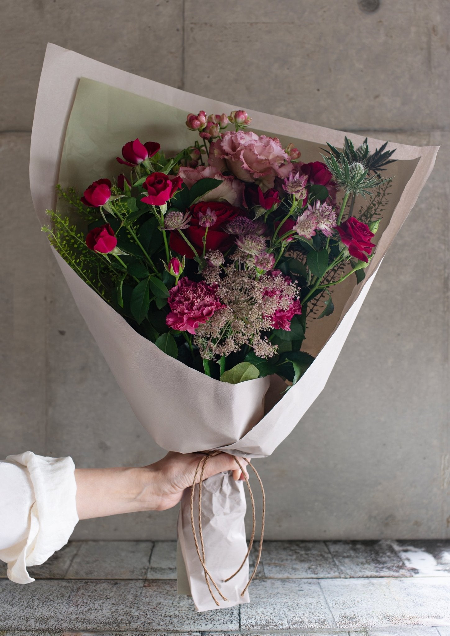 レッドのバラと季節のグリーンの花束 Lサイズ｜大切なお祝いに