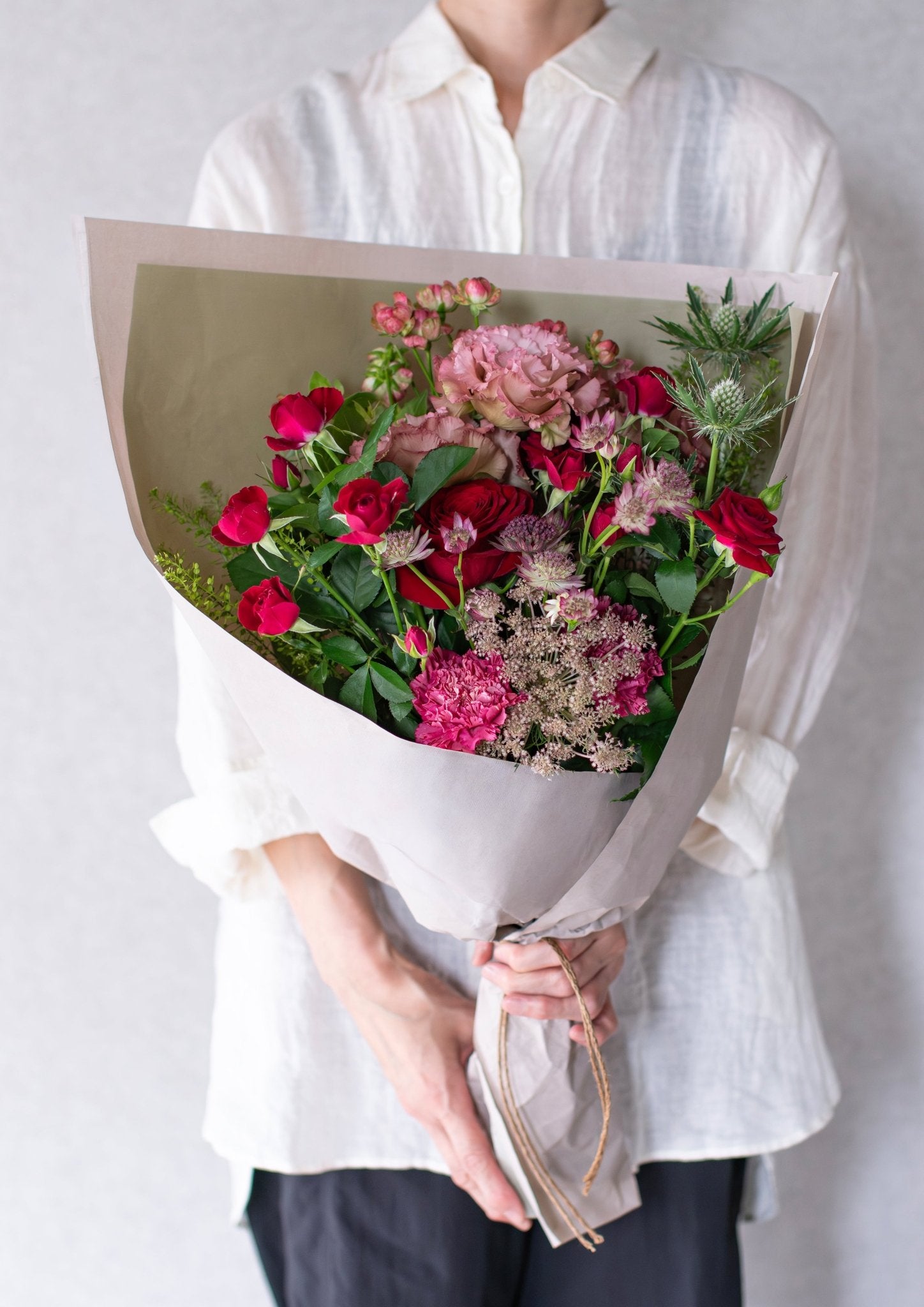 レッドのバラと季節のグリーンの花束 Lサイズ｜大切なお祝いに