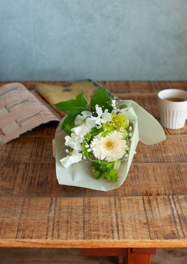 【花束】歓送迎会、卒業式におすすめ 季節の花で作るミニブーケセット ＜カラーお任せ４色＞