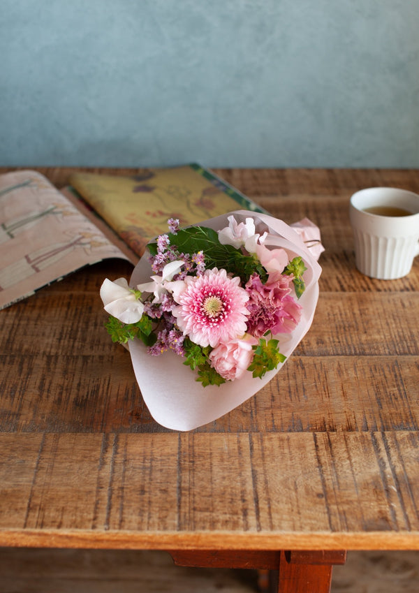 【花束】歓送迎会、卒業式におすすめ 季節の花で作るミニブーケセット ＜カラーお任せ４色＞