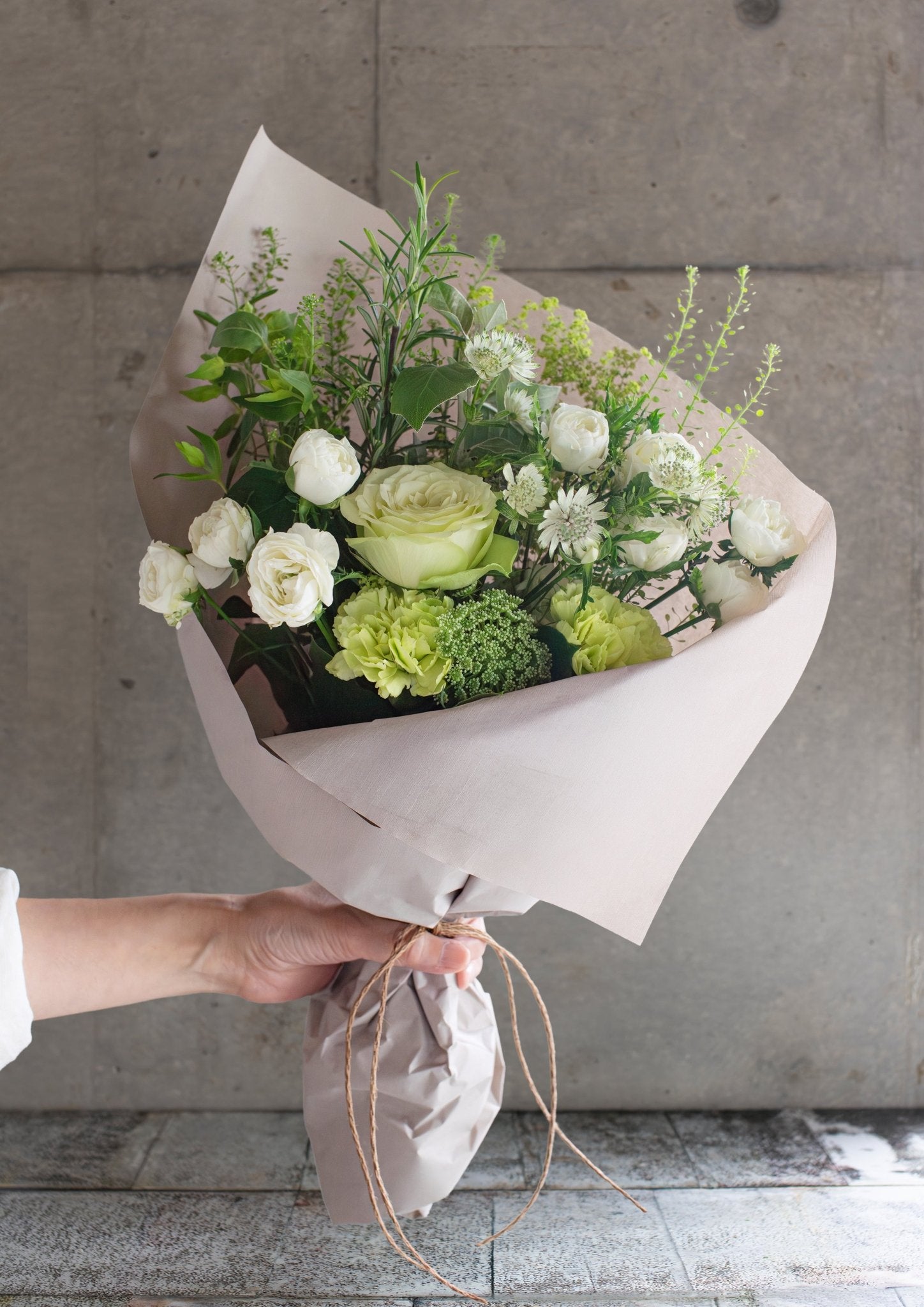 ホワイトのバラと季節のグリーンの花束 Mサイズ