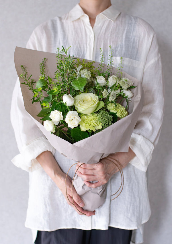ホワイトのバラと季節のグリーンの花束 Mサイズ - &YOUKAEN (アンドユーカエン)