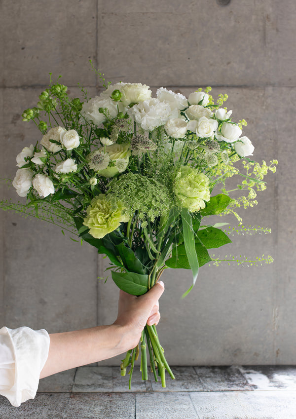 ホワイトのバラと季節のグリーンの花束Lサイズ｜洗練されたおしゃれなブーケ