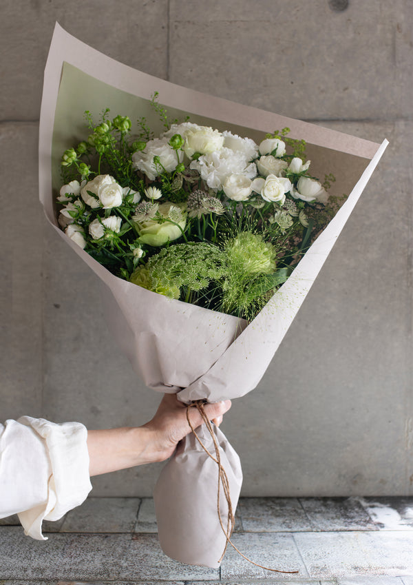 ホワイトのバラと季節のグリーンの花束Lサイズ｜洗練されたおしゃれなブーケ