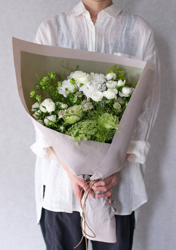 ホワイトのバラと季節のグリーンの花束Lサイズ｜洗練されたおしゃれなブーケ