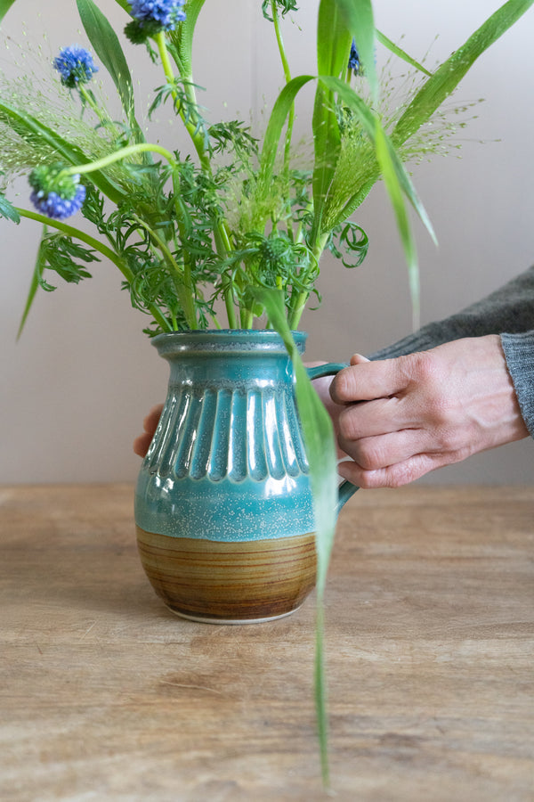 【フラワーベース】しのぎピッチャー｜石州嶋田窯 - &YOUKAEN (アンドユーカエン)