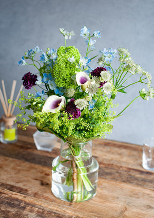 誕生日や結婚記念日に 初夏の花束グリーンブルーの花束 「Brise Bleue」【期間限定】 - &YOUKAEN (アンドユーカエン)