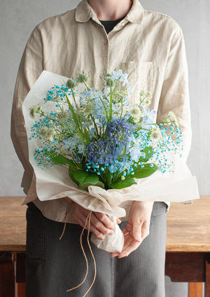 誕生日や結婚記念日に 期間限定 季節の花束「Light Blue」Mサイズ - &YOUKAEN (アンドユーカエン)