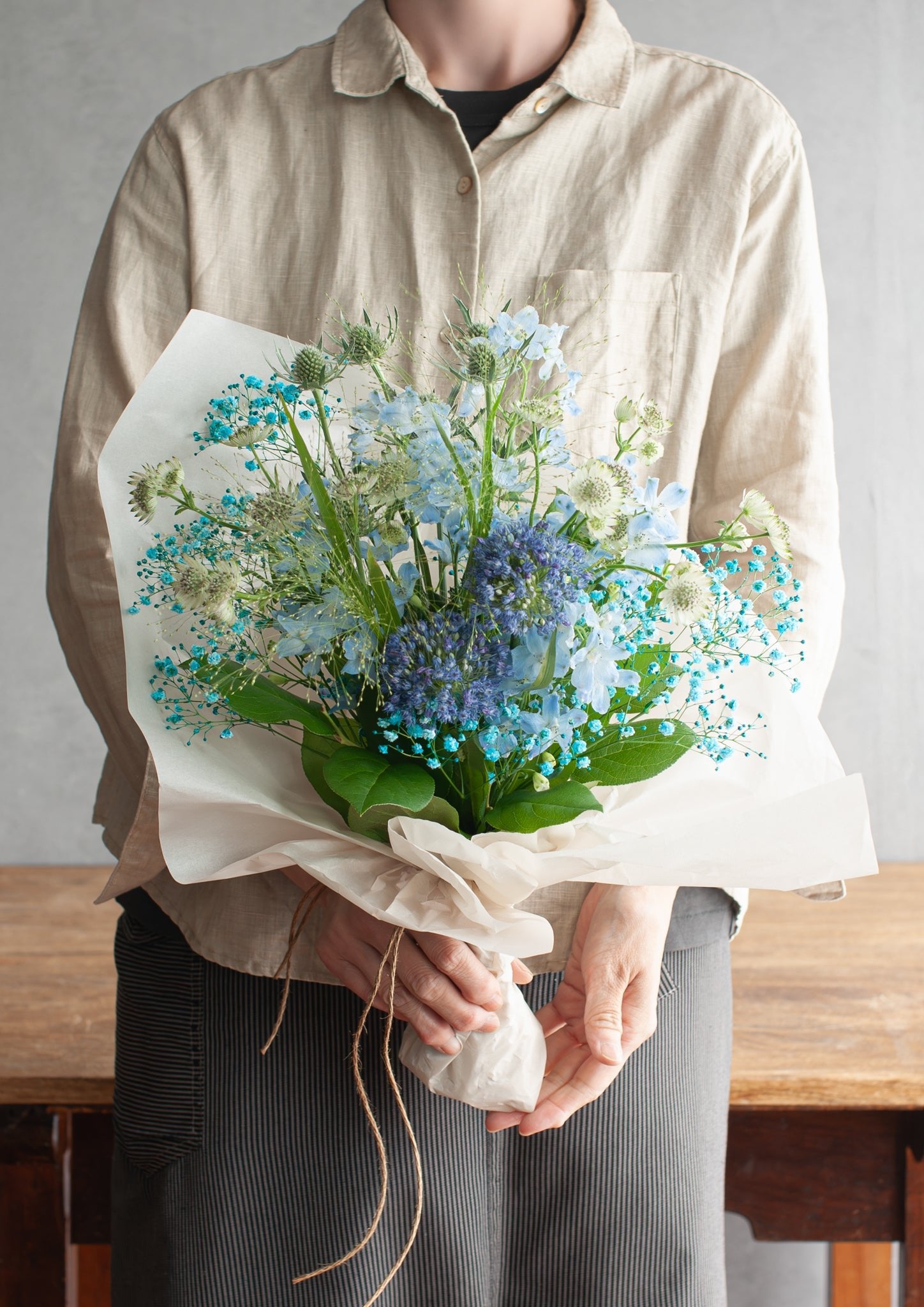 誕生日や結婚記念日に 期間限定 季節の花束「Light Blue」Mサイズ