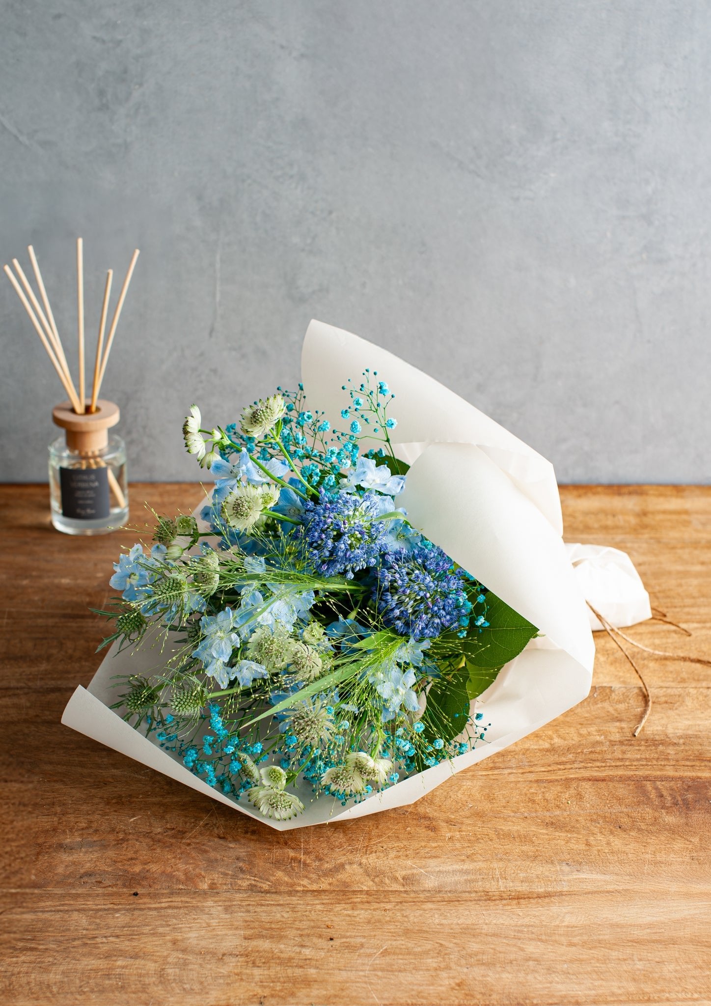 誕生日や結婚記念日に 期間限定 季節の花束「Light Blue」Mサイズ