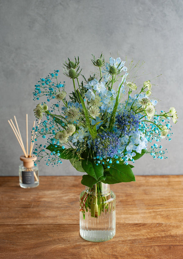 誕生日や結婚記念日に 期間限定 季節の花束「Light Blue」Mサイズ - &YOUKAEN (アンドユーカエン)