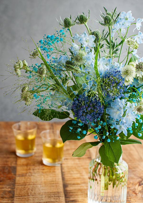 誕生日や結婚記念日に 期間限定 季節の花束「Light Blue」Mサイズ - &YOUKAEN (アンドユーカエン)