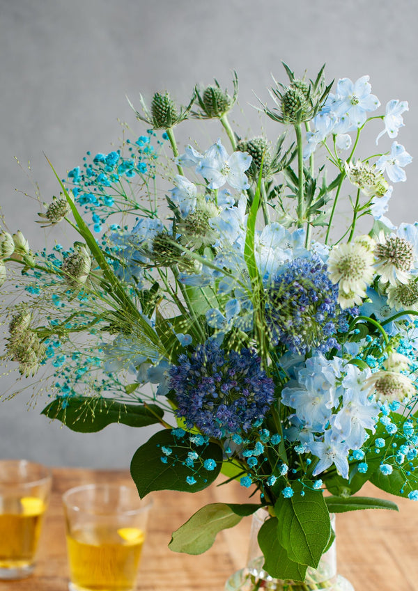 誕生日や結婚記念日に 期間限定 季節の花束「Light Blue」Mサイズ - &YOUKAEN (アンドユーカエン)