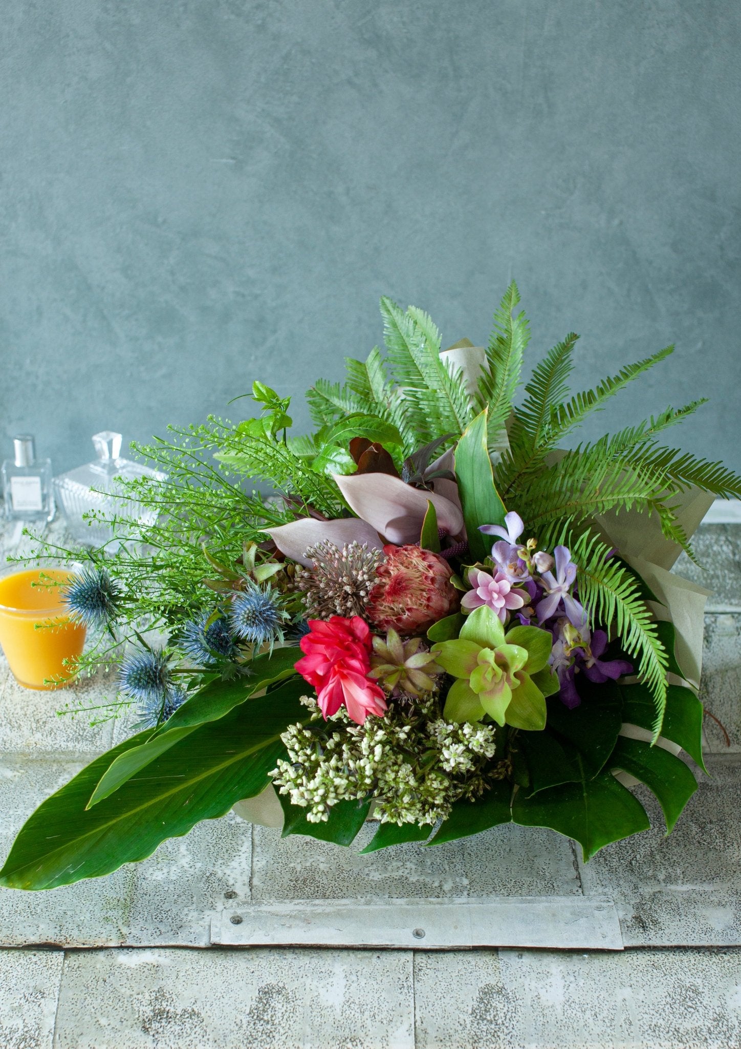 誕生日や結婚記念日に 期間限定 季節の花束「Tropical Mauve」 ＜ラベンダー＆グリーン＞