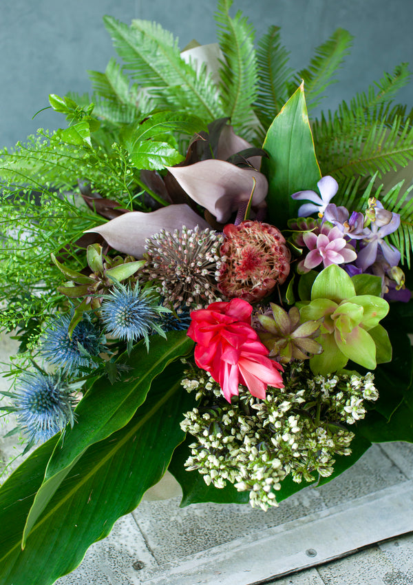 誕生日や結婚記念日に 期間限定 季節の花束「Tropical Mauve」 ＜ラベンダー＆グリーン＞