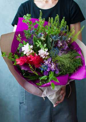 誕生日や結婚記念日に 期間限定 季節の花束「Tropical violet」 ＜パープル＆グリーン＞