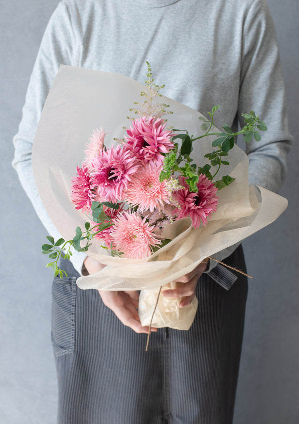 【期間限定】ガーベラのシックな花束「bloom」M - &YOUKAEN (アンドユーカエン)