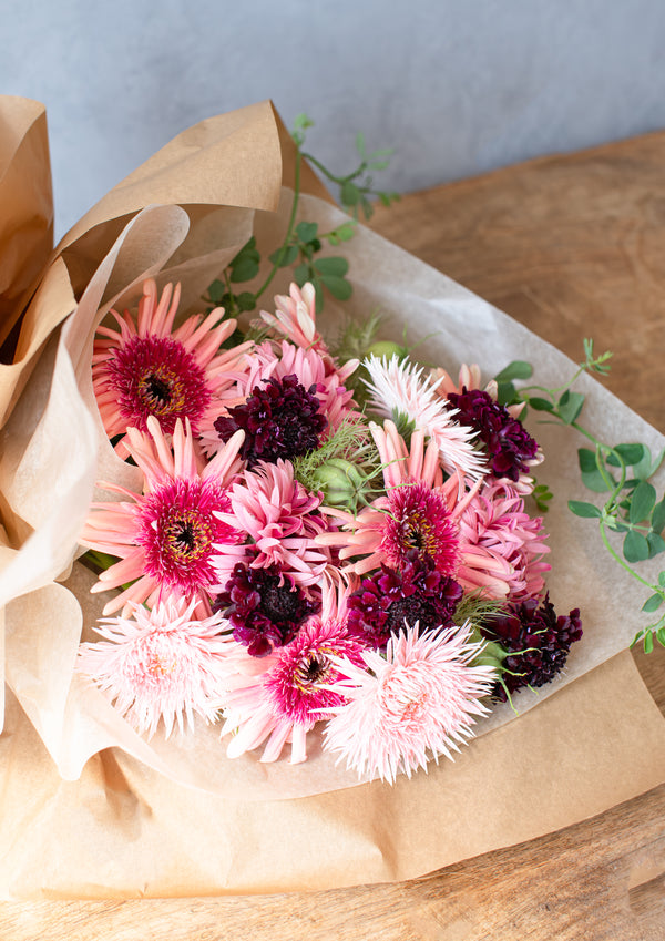 【期間限定】ガーベラのシックな花束「bloom」L - &YOUKAEN (アンドユーカエン)