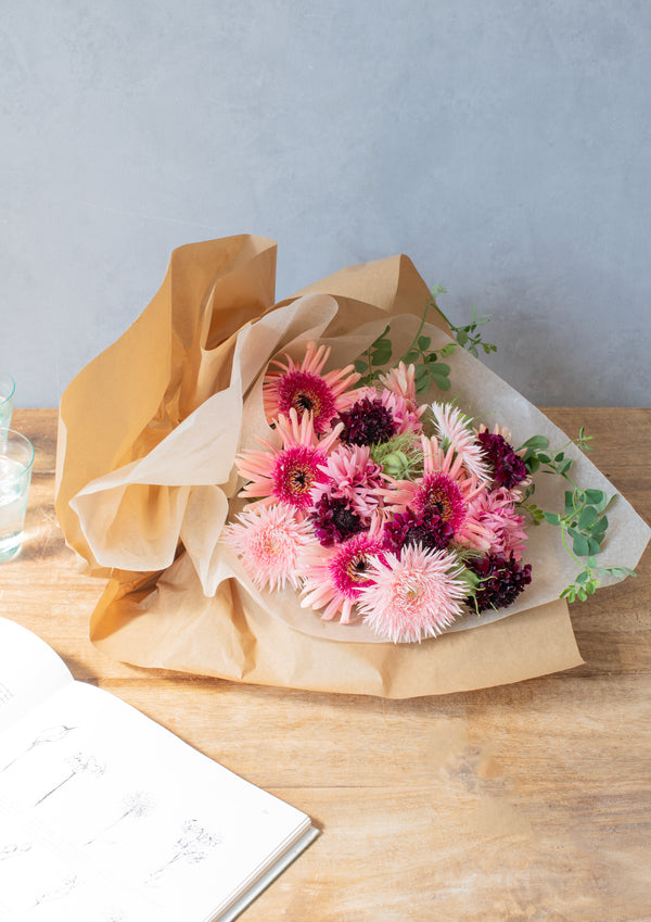 【期間限定】ガーベラのシックな花束「bloom」L - &YOUKAEN (アンドユーカエン)