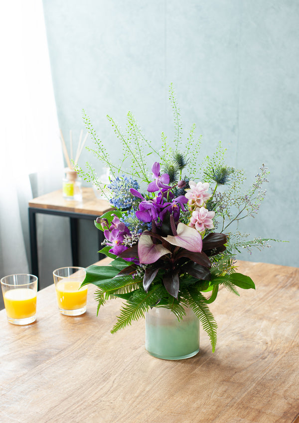 誕生日や結婚記念日に 期間限定 季節の花束「Tropical Mauve」M ＜パープル＆グリーン＞ - &YOUKAEN (アンドユーカエン)
