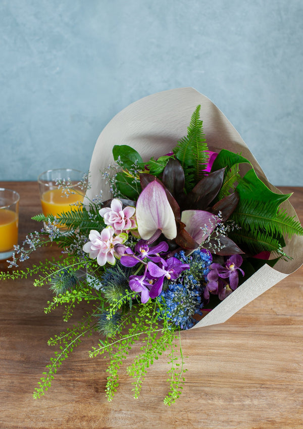 誕生日や結婚記念日に 期間限定 季節の花束「Tropical Mauve」M ＜パープル＆グリーン＞ - &YOUKAEN (アンドユーカエン)