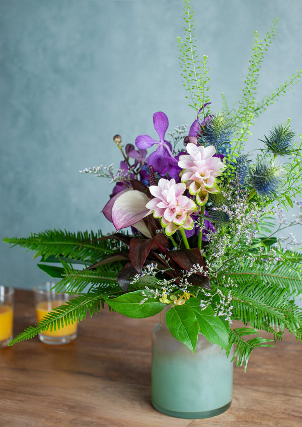 誕生日や結婚記念日に 期間限定 季節の花束「Tropical Mauve」M ＜パープル＆グリーン＞ - &YOUKAEN (アンドユーカエン)