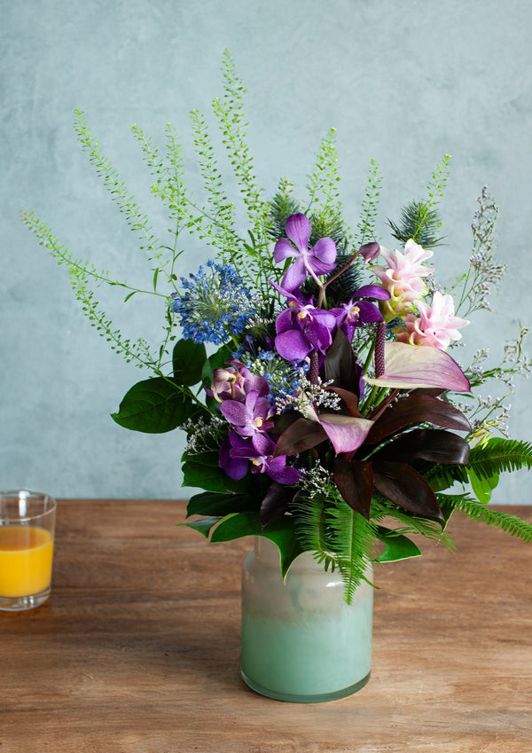 誕生日や結婚記念日に 期間限定 季節の花束「Tropical Mauve」M ＜パープル＆グリーン＞ - &YOUKAEN (アンドユーカエン)