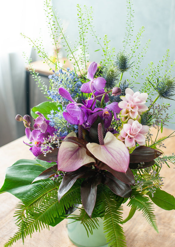 誕生日や結婚記念日に 期間限定 季節の花束「Tropical Mauve」M ＜パープル＆グリーン＞ - &YOUKAEN (アンドユーカエン)