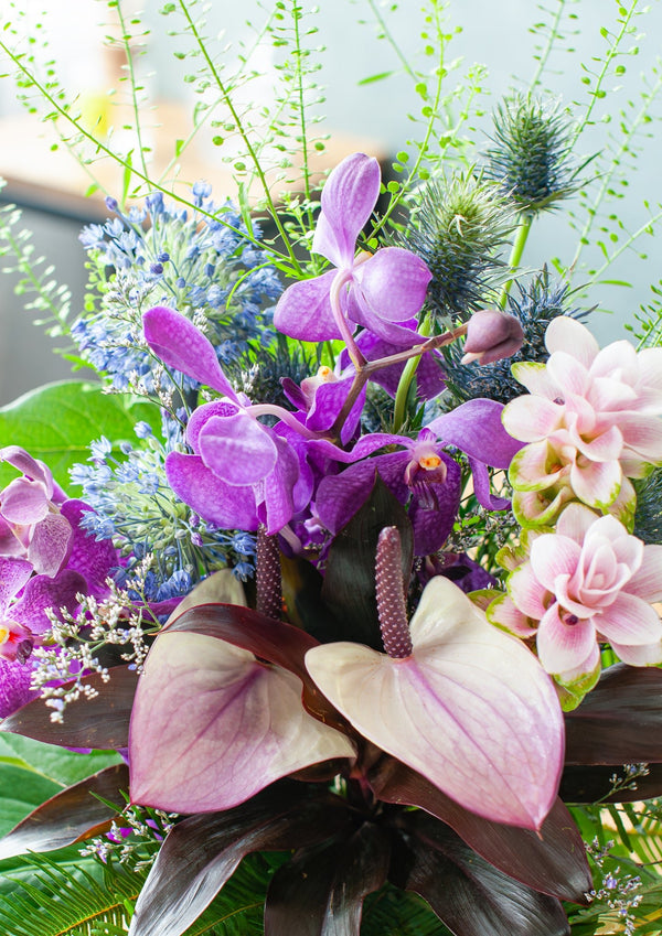 誕生日や結婚記念日に 期間限定 季節の花束「Tropical Mauve」M ＜パープル＆グリーン＞ - &YOUKAEN (アンドユーカエン)