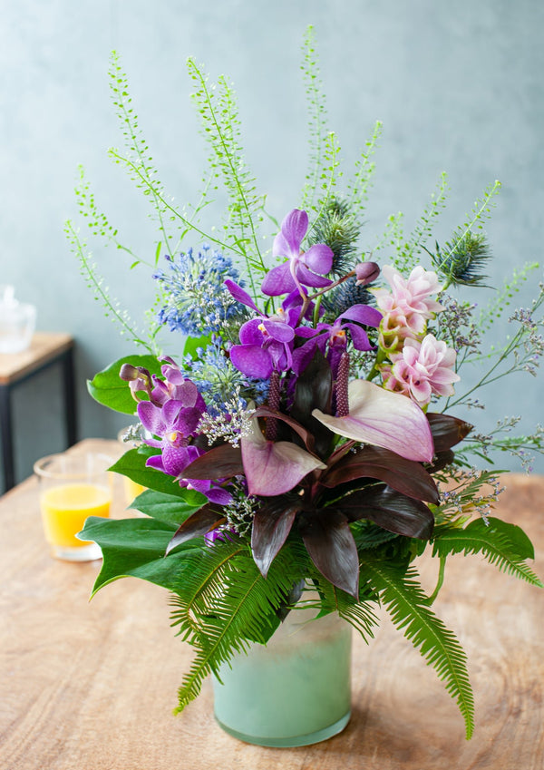 誕生日や結婚記念日に 期間限定 季節の花束「Tropical Mauve」M ＜パープル＆グリーン＞ - &YOUKAEN (アンドユーカエン)