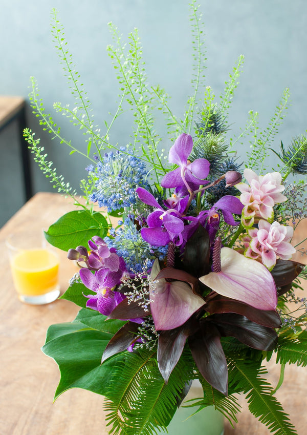 誕生日や結婚記念日に 期間限定 季節の花束「Tropical Mauve」M ＜パープル＆グリーン＞ - &YOUKAEN (アンドユーカエン)