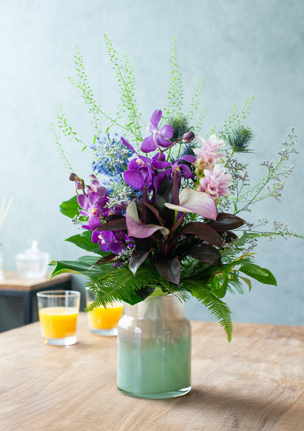 誕生日や結婚記念日に 期間限定 季節の花束「Tropical Mauve」M ＜パープル＆グリーン＞ - &YOUKAEN (アンドユーカエン)