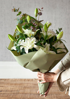 季節を贈る 12月のおしゃれな花束｜八重咲きユリとユーカリを合わせた冬のブーケ