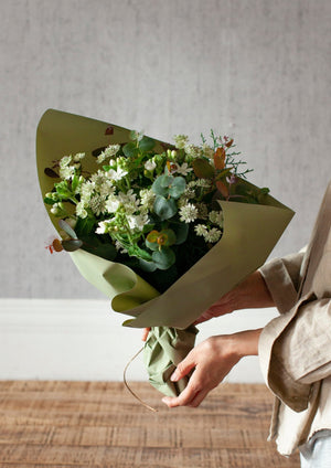 季節を贈る12月のおしゃれな花束｜ユーカリと星形のお花が可愛い冬色ブーケ