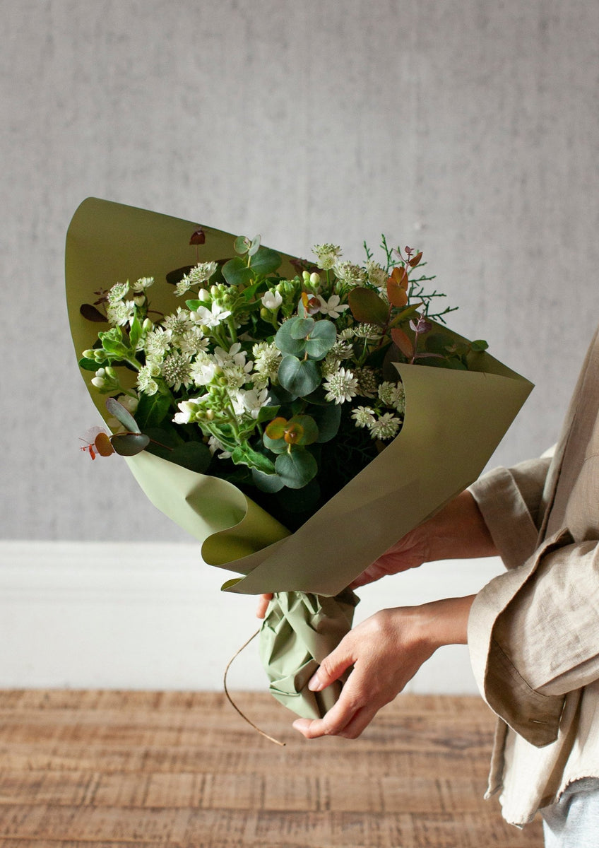 季節を贈る12月のおしゃれな花束｜ユーカリと星形のお花が可愛い冬色