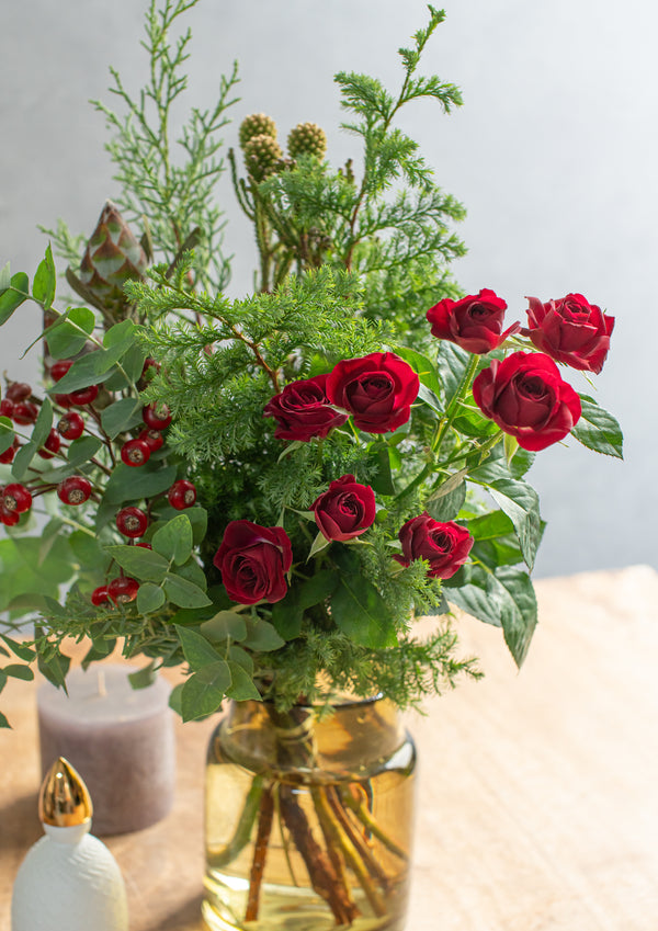 クリスマスブーケ ＜ルージュ＞ Mサイズ｜おしゃれな赤バラと針葉樹の花束
