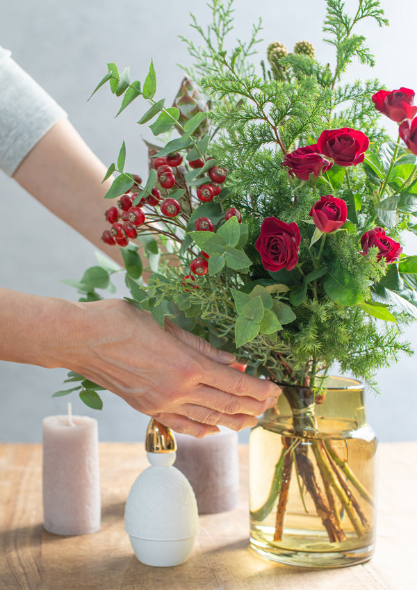 クリスマスブーケ ＜ルージュ＞ Mサイズ｜おしゃれな赤バラと針葉樹の花束