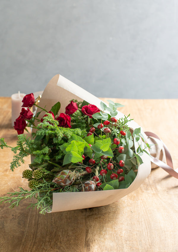 クリスマスブーケ ＜ルージュ＞ Mサイズ｜おしゃれな赤バラと針葉樹の花束