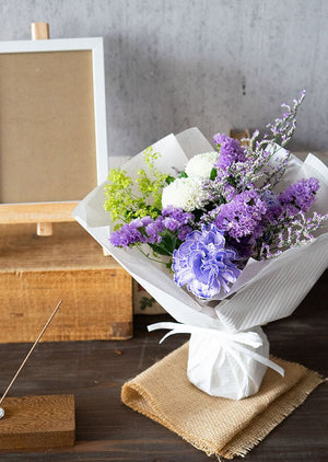 【香りと花束】 そのまま飾れる"紫色の花束" Mサイズ  ラベンダーのお香つき